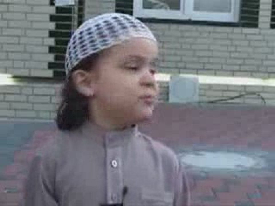 Petit musulman récite sourates