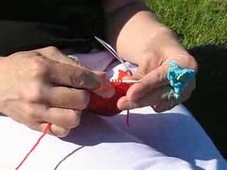 tricoti tricota... les chaussons du chaperon rouge...!