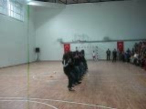 Cumhuriyet İlköğretim Okulu-Dans gösterisi