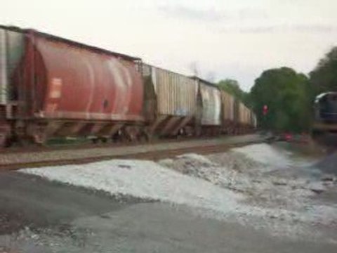 Csx 390 pulls grain cars through cartersville