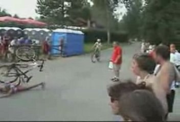 Femme Chute a Vélo