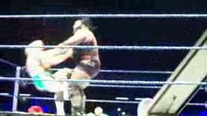 wwe smackdown à geneve Finlay vs Mark Henry partie 2