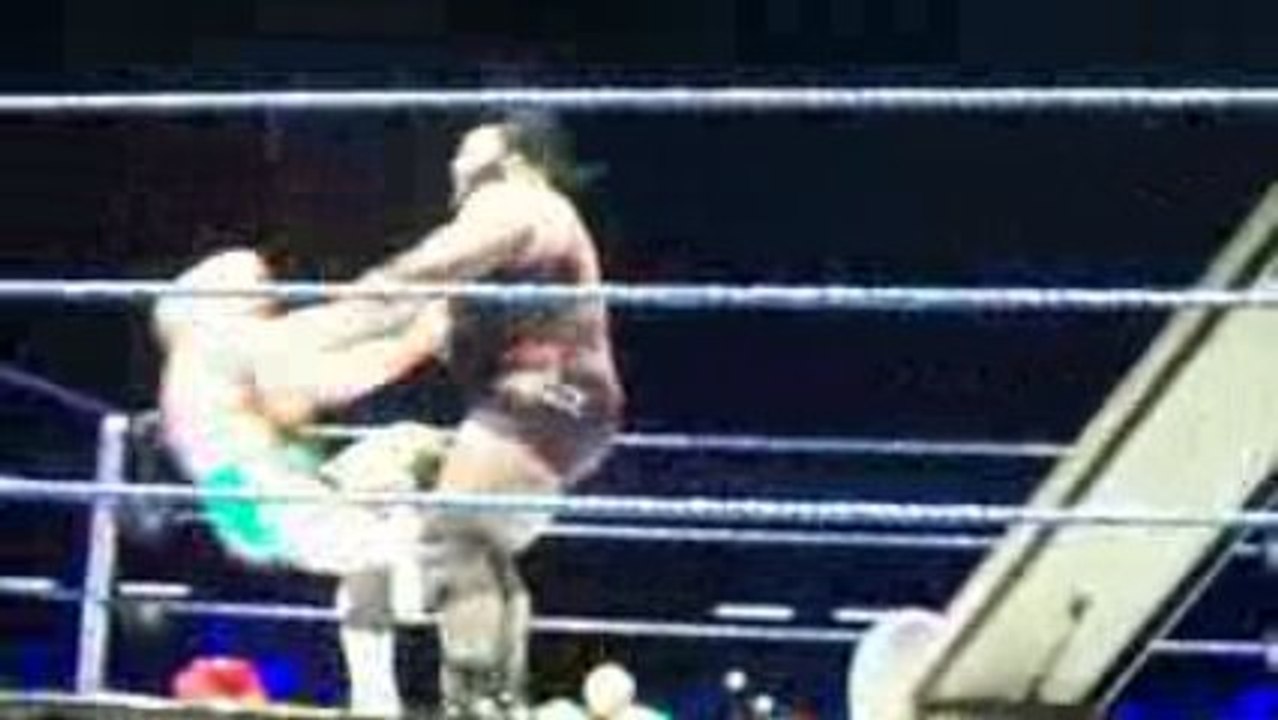wwe smackdown à geneve Finlay vs Mark Henry partie 2