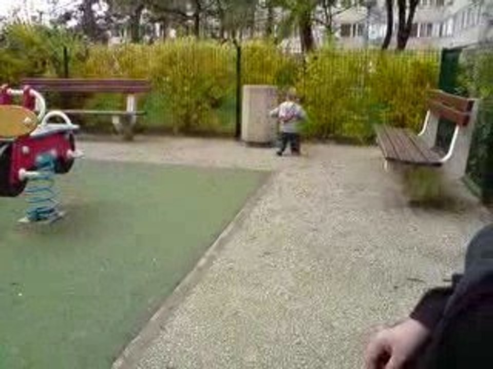 Dans le parc en bas de chez papé et mamé a la Queue en Brie