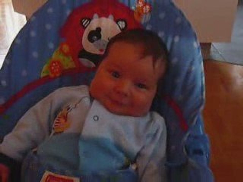 Rafael qui a du fun dans sa chaise vibro