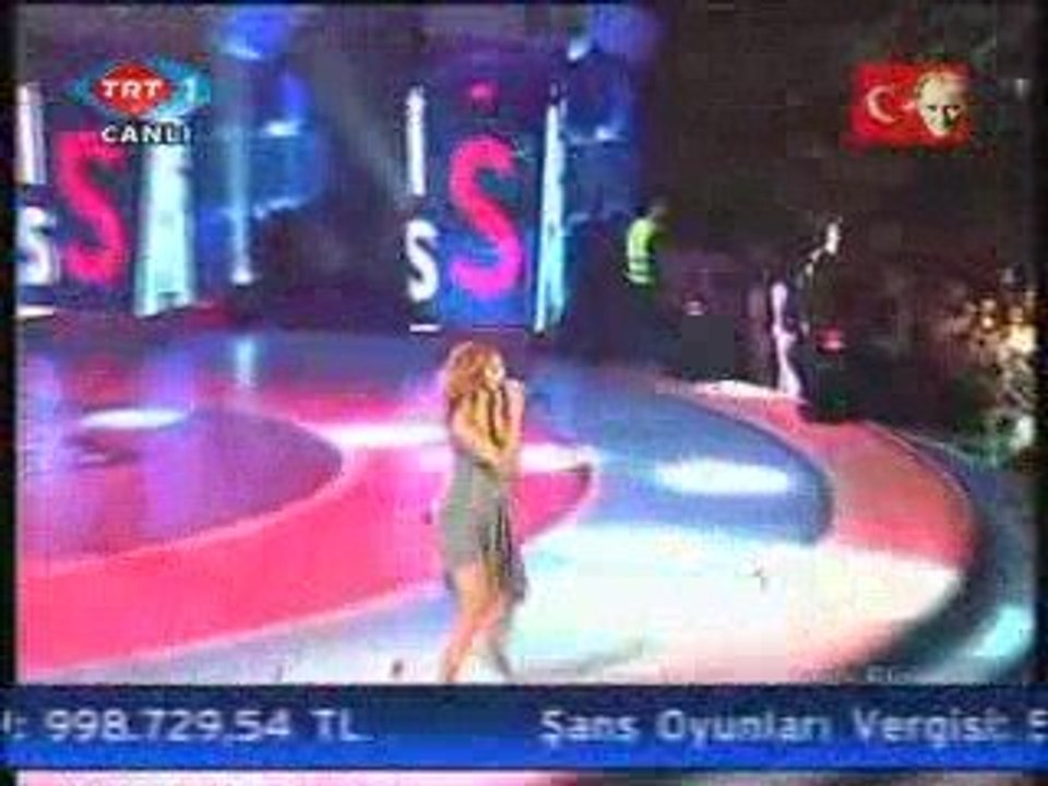 Hadise - Deli Oğlan 23 Nisan Konseri Performansları 2009