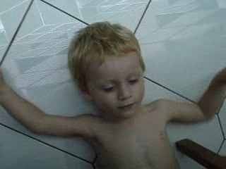 Noah saluda a la abuela