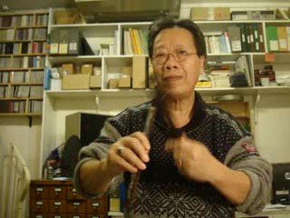 TRAN QUANG HAI plays the Vietnamese coin clappers