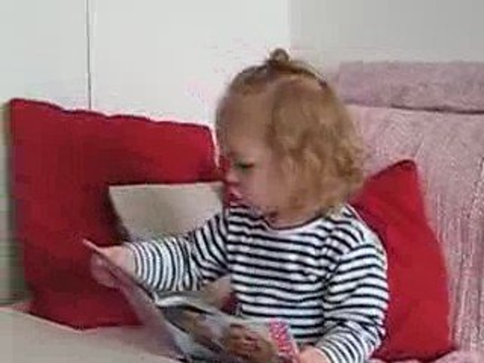 Constance lit comme Papa