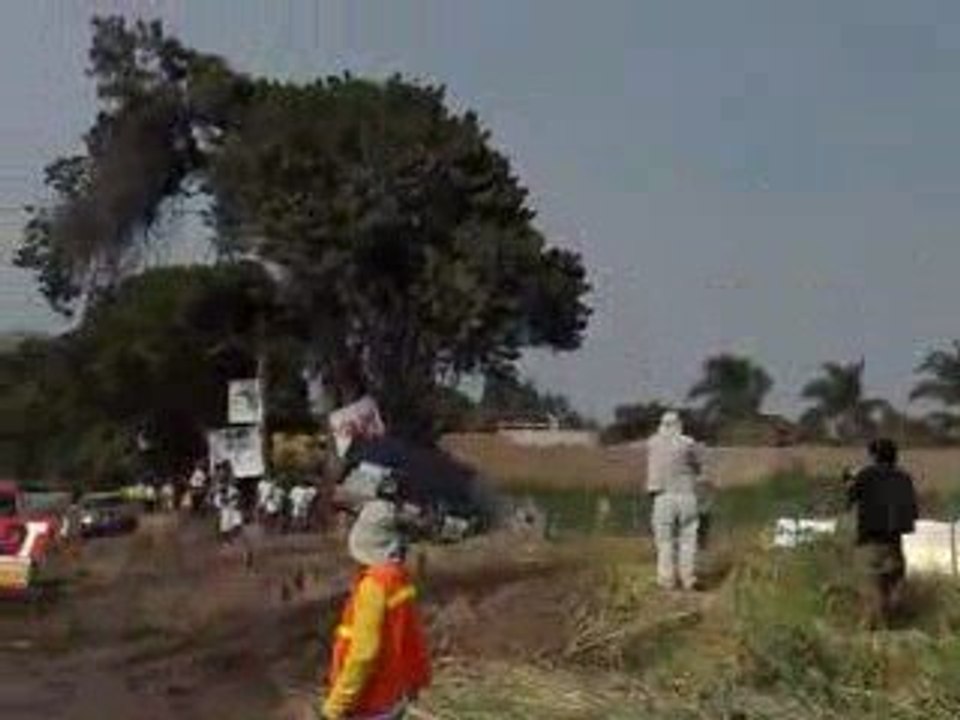 Land Cruiser clavandose en el barro