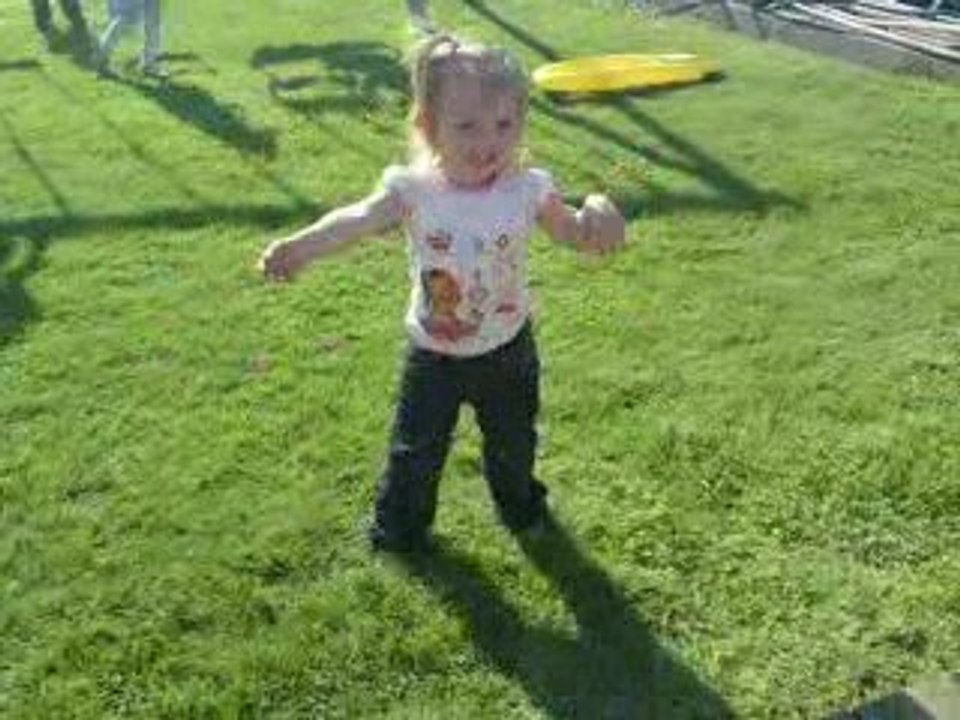 ALEXANDRA le 24/04/09 ses 2ans oye plage