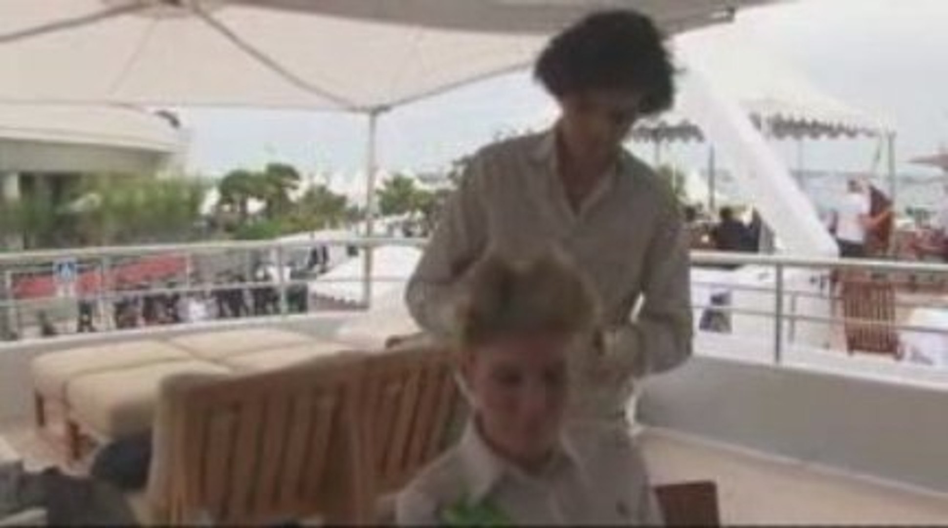 ⁣Model Hofit gets celebrity hairstyle on Celebrity Wire