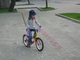 Zosia uczy się jazdy na rowerze