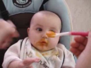 Chloé et le petit pot de carottes!