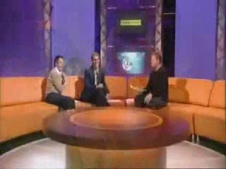 Kucuk cocuk Gerard'la dalga geçiyor