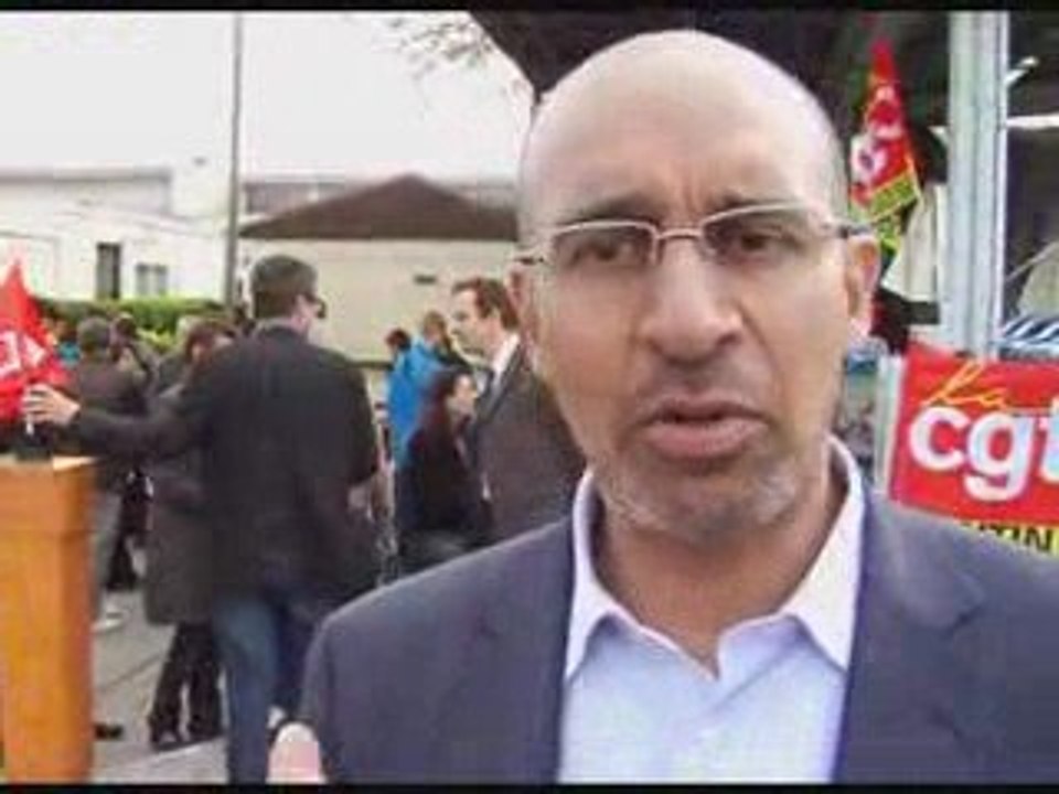 H.Désir aux côtés des salariés d'EDF en lutte à Noisy le sec