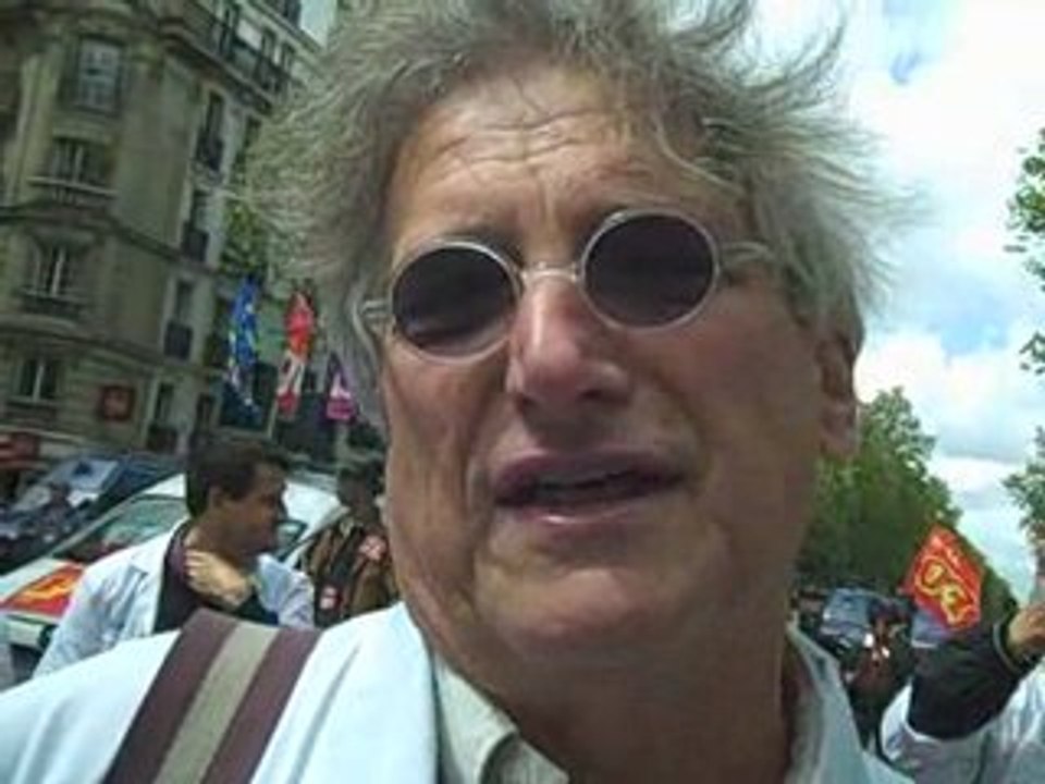 Interview dans la manif contre la loi Bachelot à Paris