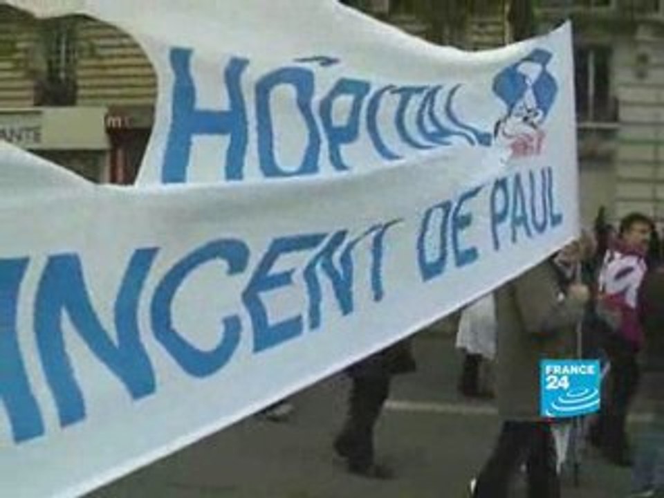 Paris: des milliers de blouses blanches protestent