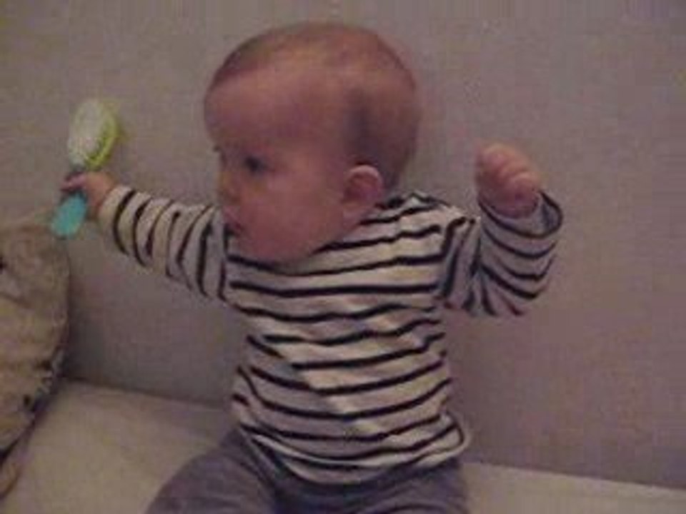 Faustine se coiffe toute seule