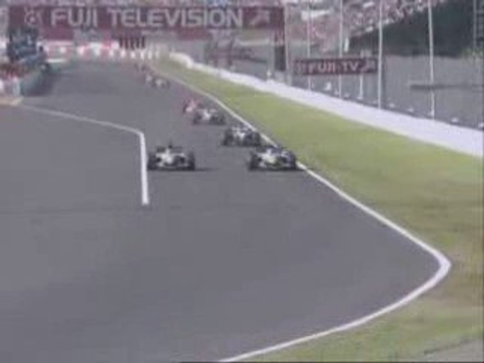 2004-Suzuka-Fernando Alonso pasa a Jacques Villeneuve