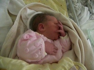 Anaïs tète son pouce