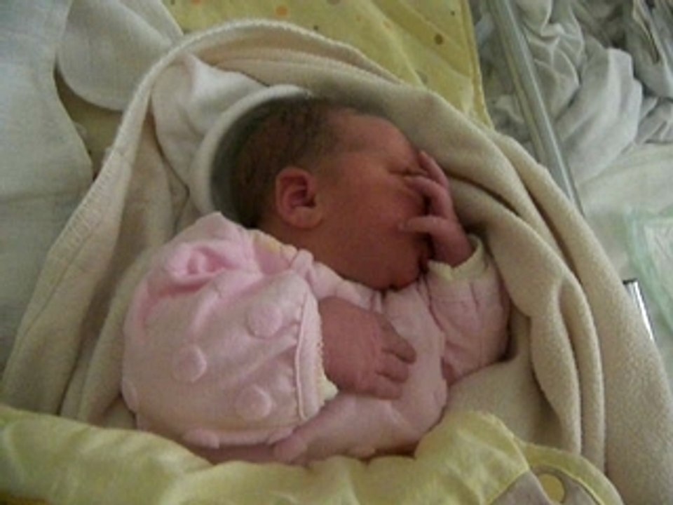 Anaïs tète son pouce