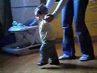 naèl marche avec de l'aide