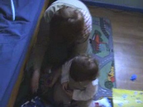 Tenaya joue aux légo avec son frère