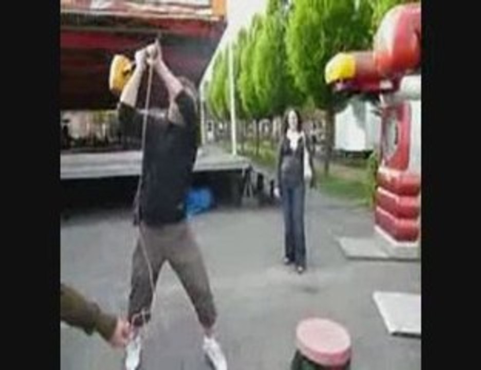 Régis se sert d'un marteau !