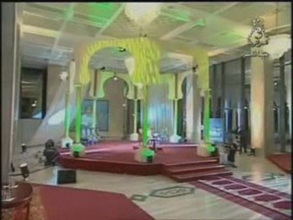 une fille qui recite le coran masha'ALLAH,