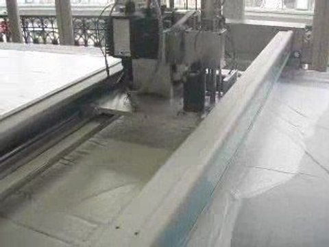 Vetigraph : machine de découpe / matelas de tissu