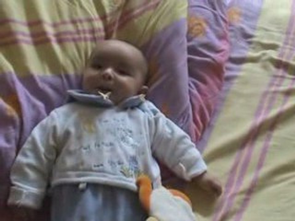 Ugo, 6 mois, qui rigole avec sa maman