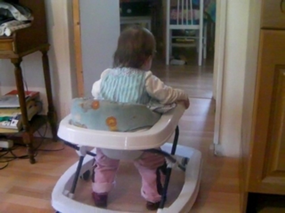 Partie de cache-cache en trotteur.Lucie adore se cacher!