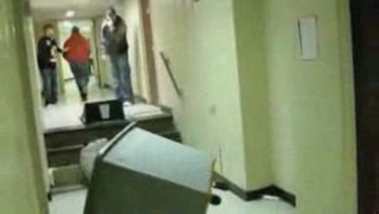 Cascade poubelle tete plafond