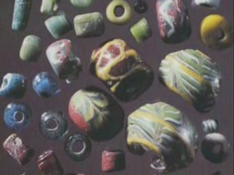 Perles et bijoux en verre de l'époque viking