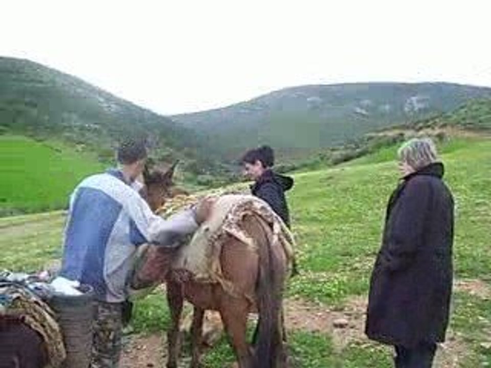 Marie et Soumya monte sur la mule 100_2515