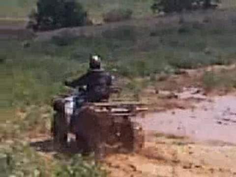 quad TGB 525 se dans un tout petit bourbier