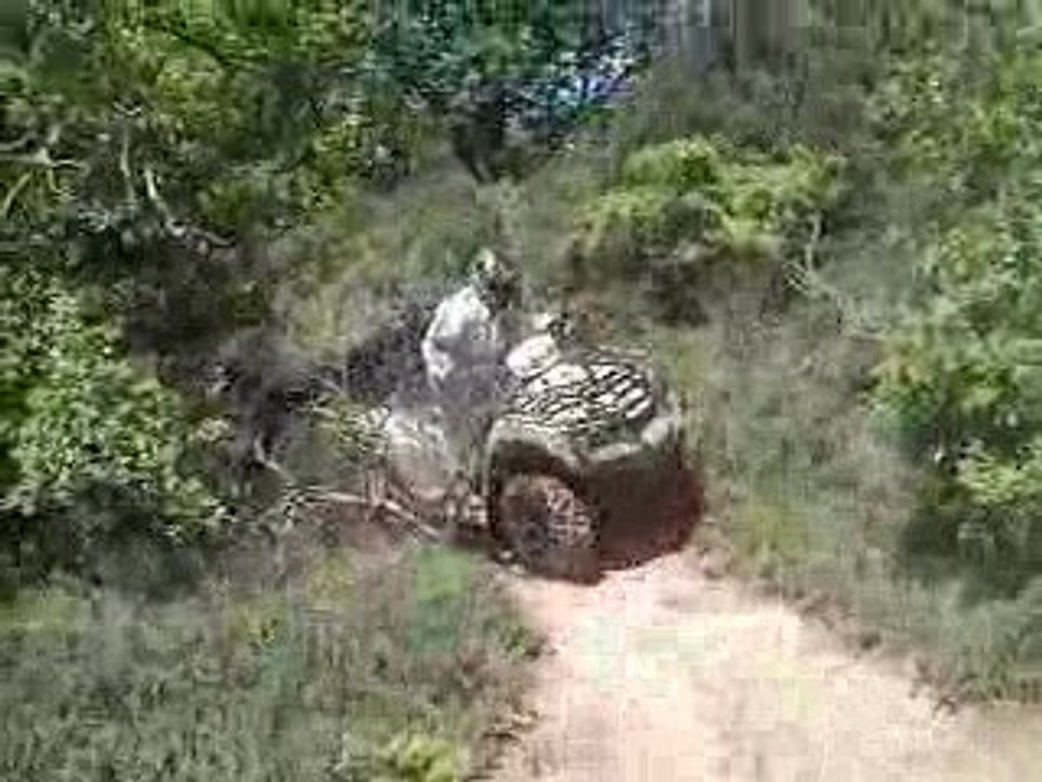 une promenade en quad en longean un ruisseau a sec
