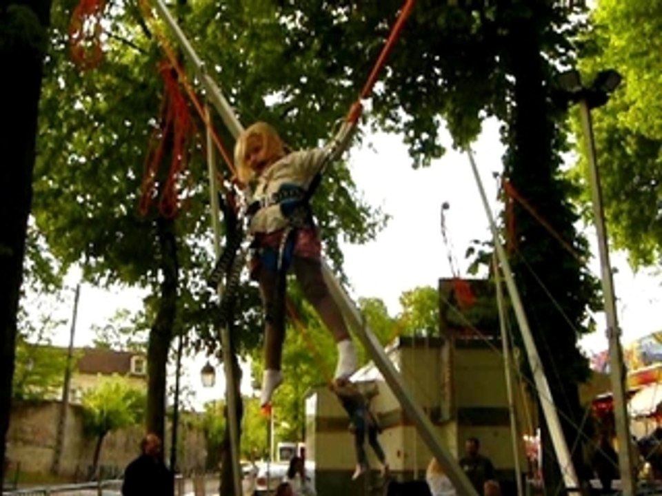 lulu fait du trampoline
