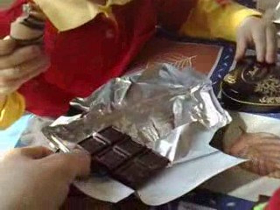 Marc mange du Chocolat