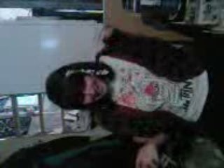 Holly essaye de fumé ( c'est très mauvais pour la santé xD )