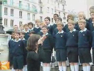 Les Petits Chanteurs à la Croix de Bois bâillonnés.