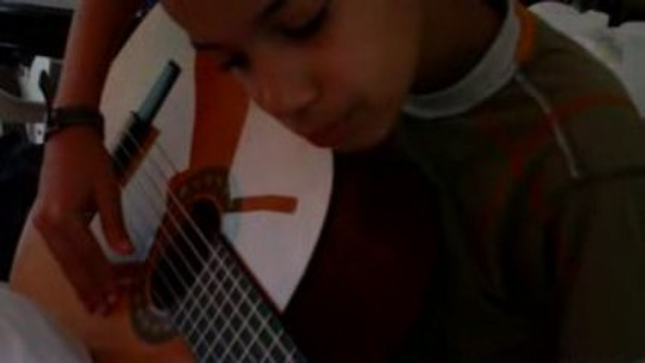 Les debuts d'Evann a la guitare