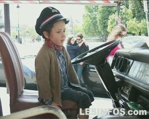 Performance: un camion déguisé en avion au Grand Palais