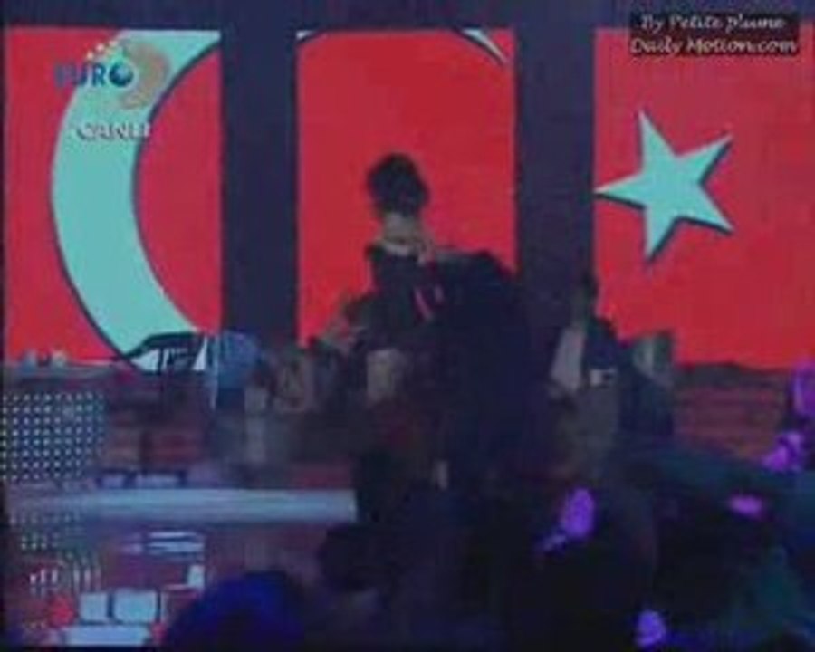Hande Yener  - Yalanın Batsın( Beyaz Show 01.05.2009)