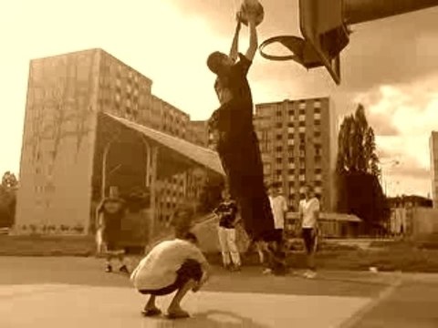 Moussa dunks over Kadour ziani