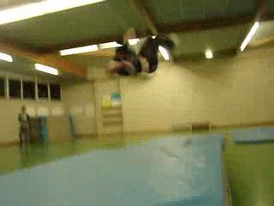 maxcgb40 en salto avant demi vrillé ninja !!!