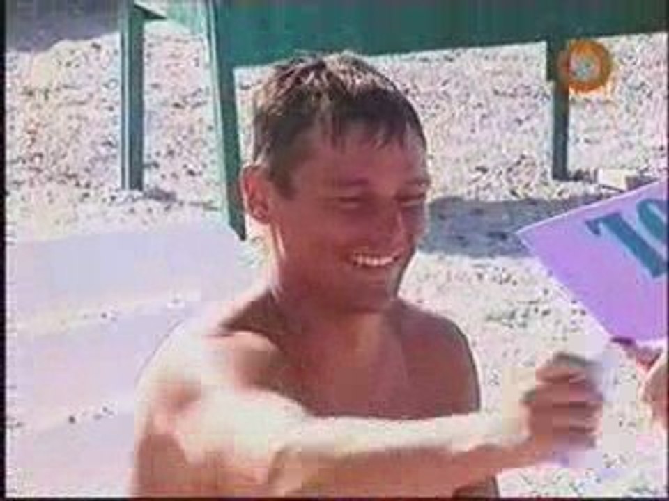 Мужчина Возьмите холодное полотенце