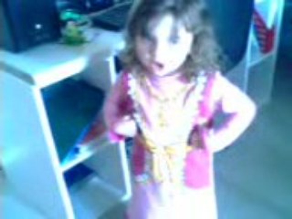 Fiona fait la poule
