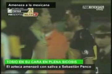 Un Mexicain crache sur son adversaire Hector Reynoso foot